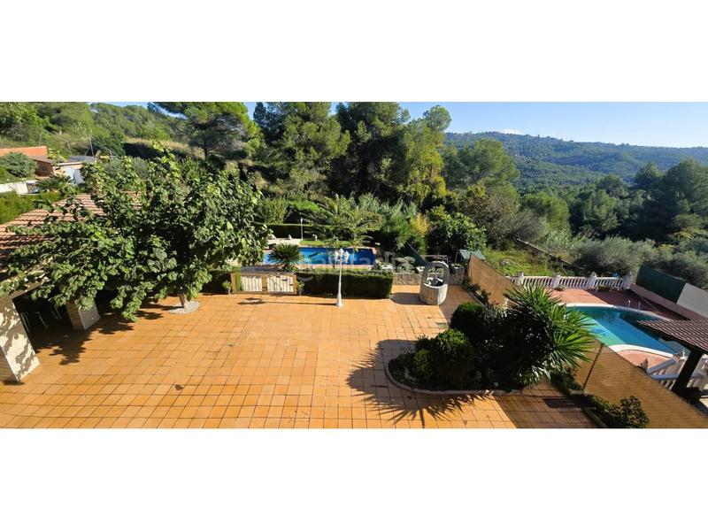 Foto 60eb9085-a093-44f6-8695-ce253d1d71dd. Chalet gran torre en can villaba con gran piscina en Abrera