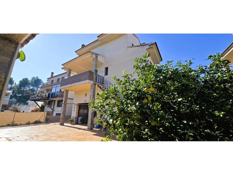 Foto b0b1618c-6c66-4543-ad77-f894d7e9075b. Chalet gran torre en can villaba con gran piscina en Abrera