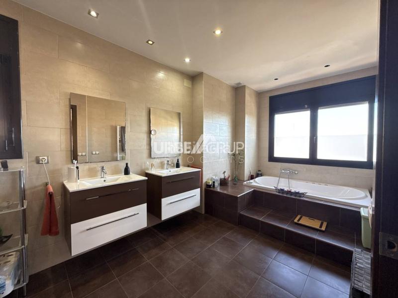 Foto 09b5928e-4ed5-4723-b695-1d5806b4e7a7. Casa amb calefacció aparcament piscina a Masquefa