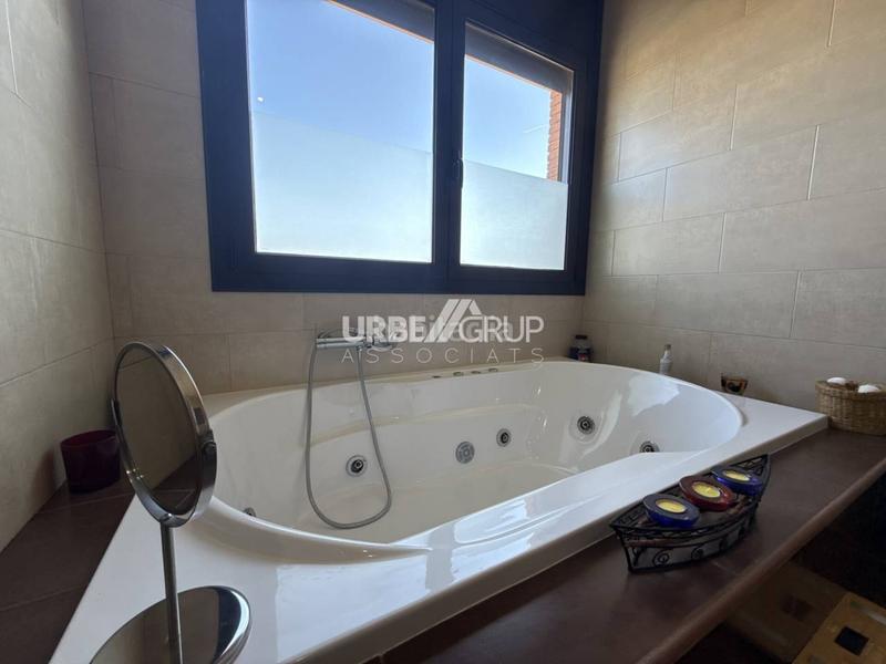 Foto 2eef5128-f152-47fd-b826-7927f858367a. Casa amb calefacció aparcament piscina a Masquefa