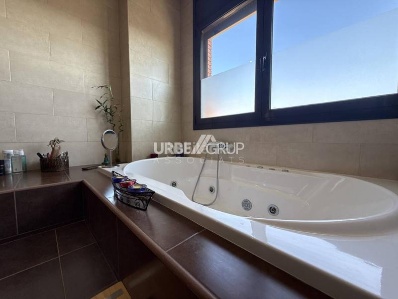 Foto 4c5b75f7-c938-440a-aec2-da23d4e66aa2. Casa amb calefacció aparcament piscina a Masquefa