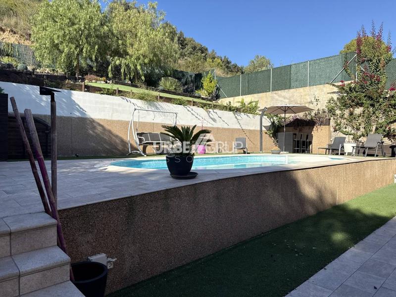 Foto 598a901f-be5f-486d-891b-016a54a90e48. Casa amb calefacció aparcament piscina a Masquefa