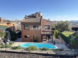 Casa  Avenida can valls. Una casa que enamora en masquefa espacio, luz y calidad de vida.