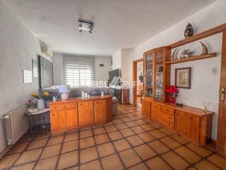 Casa a Avenida martorell 15. Espectacular casa y jardi com piscina. con distribucion ideal pa