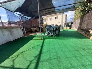 Chalet en Vacarisses. Chalet bifamiliar reformado en can serra de  vacarisses,