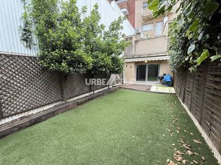Appartement  Calle antoninus pius. Planta baja de 3 habitaciones con patio y terraza en ca naurell