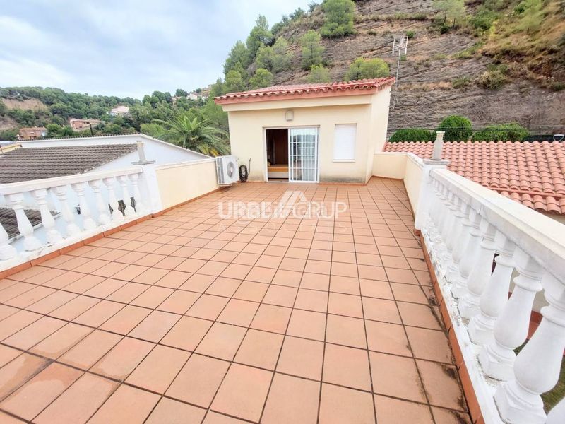 Foto 45a1b8cd-3783-455b-b4e6-e866e2e677e7. Chalet avec chauffage parking dans Abrera