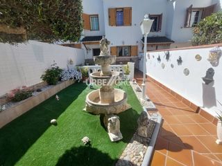 Casa in Olesa de Montserrat. Casa apareada en zona pueblo secodaina, perfecto estado