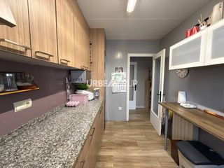 Chalet in Can Parellada. Torre en can parellada.vivienda con un local alquilado