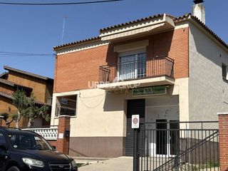 Chalet  Calle oceania. Torre en can parellada.vivienda con un local alquilado