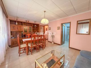 Etagenwohnung  Calle hispanitat. Piso a un paso de la av. josep tarradellas