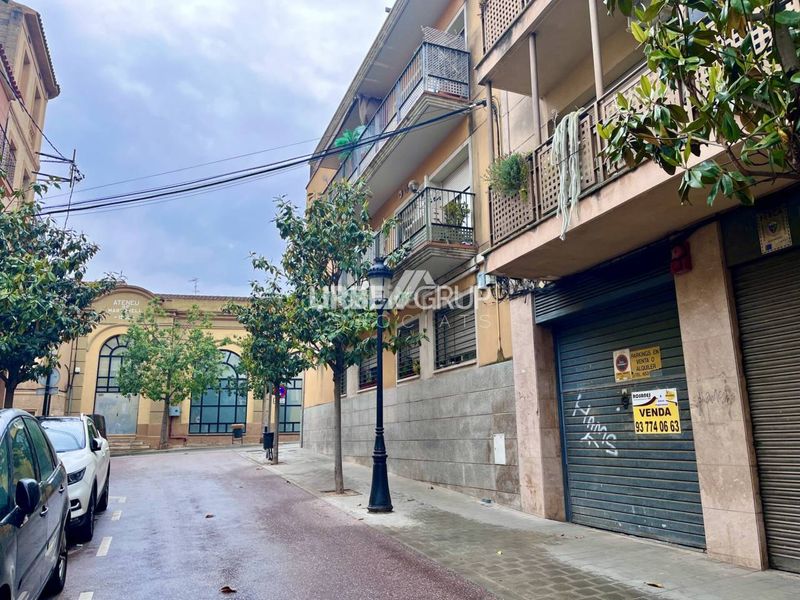 Foto 0fcfe6b3-e1e2-40ea-b2c6-71195138526e. Aparcament cotxe a Martorell