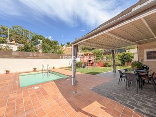 Casa a Castellbisbal. Impresionante casa con magnifica zona exterior con piscina en ca
