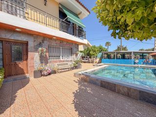 Towny house in Calle aneto 20. Bonita casa en ca namat con mucho sol , piscina y vistas