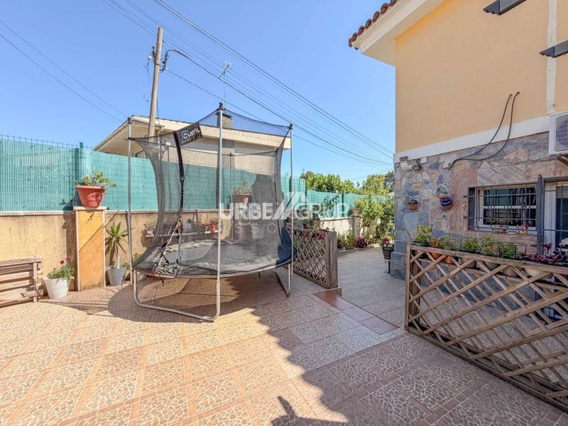 Foto c2521f65-f24f-47f9-906e-0d86bc98ef03. Casa aparellada amb calefacció piscina a Abrera