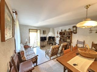 Casa a Mura. Casa de pueblo genuina, en mura ,encantadora con 4 habitaciones