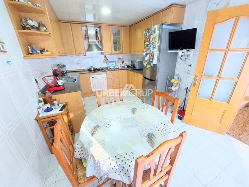 Foto 771a3c2d-73d4-4b0f-8783-fb9718437f01. Casa amb calefacció aparcament a Roc Blanc Terrassa