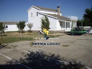 Xalet  El ruiseñor. Se vende chalet en arapiles con piscina,  pista de tenis y jardí