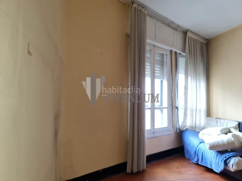 Foto a2b35a03-fbe1-4ce1-bb71-9ea4c59014f2. Edifici a Lavadores Vigo