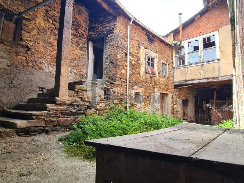 Foto f5bc8807-3846-4053-9ff1-96a1440c4e67. Casa amb aparcament a Pobra do Brollón (A)