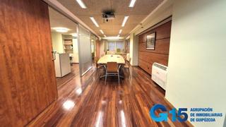 Bureau en Amara. Oficina lista para entrar junto a zona cntrica, ideal para desp