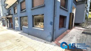 Locale commerciale in Hernani. Local comercial con entreplanta y escaparate en larramendi kalea