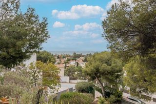 Terreno residencial en Bellamar. Parcela en bellamar de 1865 m2 con construcción y piscina.