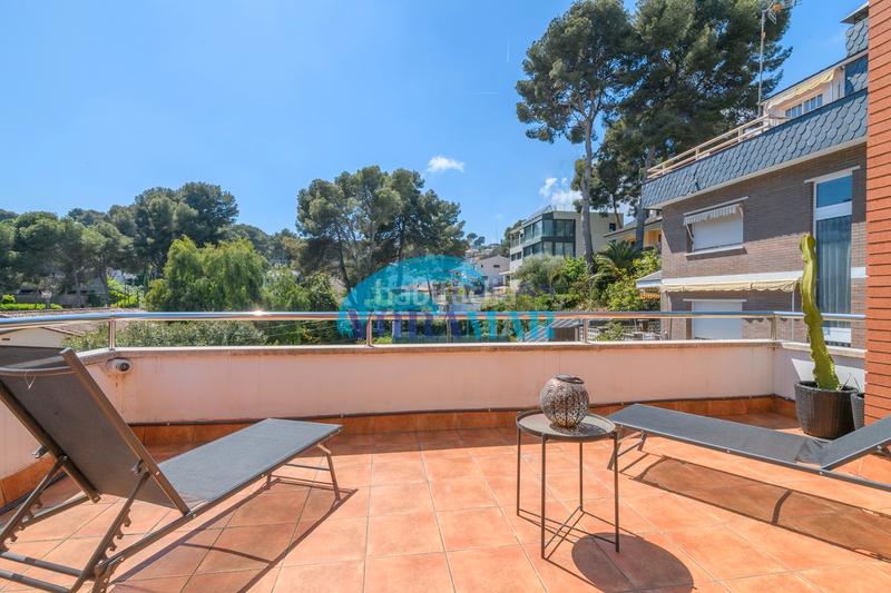 Foto c17e72bd-1a2f-4502-bc94-eafd676c1413. Maison avec cheminée chauffage parking piscine dans Castelldefels
