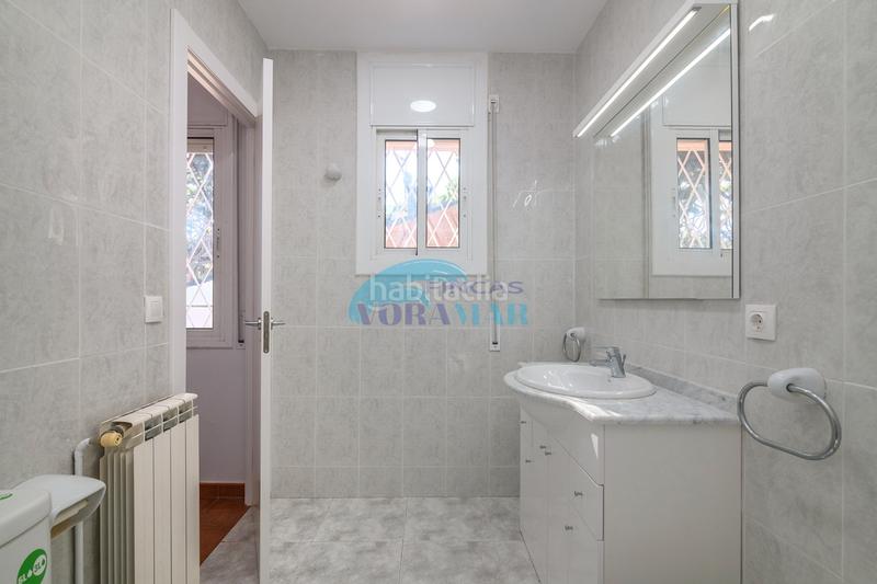 Foto d85e7ec4-0a65-4fd9-aba9-aec4a2a5be5b. House with heating parking in La Pineda Castelldefels