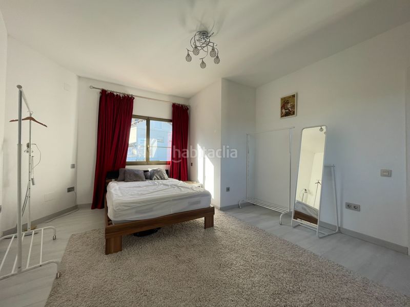 Foto 00d940dd-4727-4e33-8e60-d2985f189061. Casa amb xemeneia calefacció aparcament piscina a Castelldefels