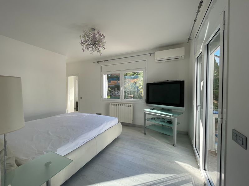 Foto 514fe25e-da32-488d-abd5-a8315558e1cb. Casa amb xemeneia calefacció aparcament piscina a Castelldefels