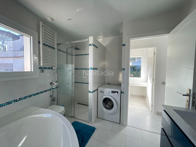 Foto b6a1ee0f-b3dc-4e48-a97c-a3ac2954fc9a. Casa amb xemeneia calefacció aparcament piscina a Castelldefels