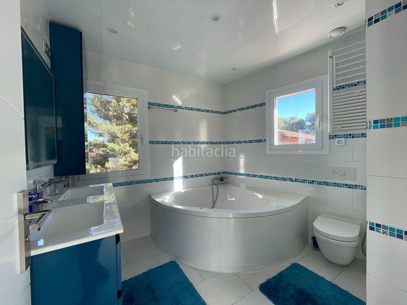 Foto d3739fa3-de8d-4f27-819b-c81c73959625. Casa amb xemeneia calefacció aparcament piscina a Castelldefels
