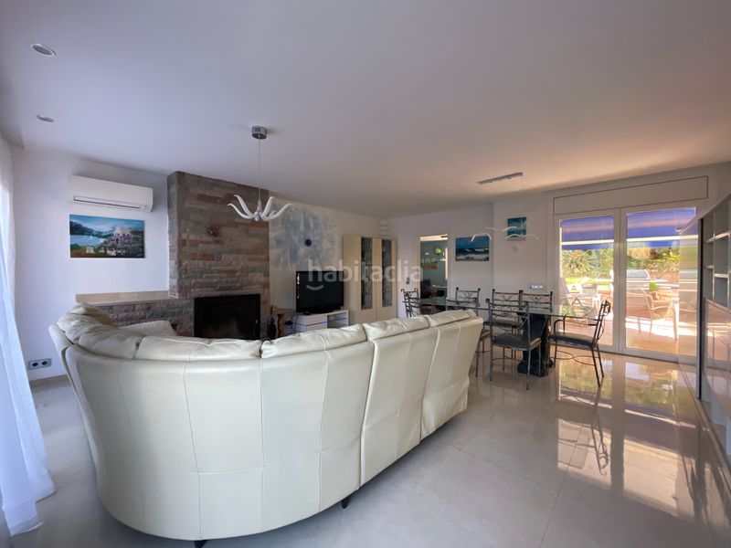 Foto d733ca75-40e0-4d65-a568-234ec727c1d3. Casa amb xemeneia calefacció aparcament piscina a Castelldefels