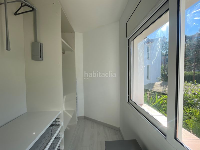 Foto e8e76fee-ce73-4770-91ce-4c2077a504bc. Casa amb xemeneia calefacció aparcament piscina a Castelldefels