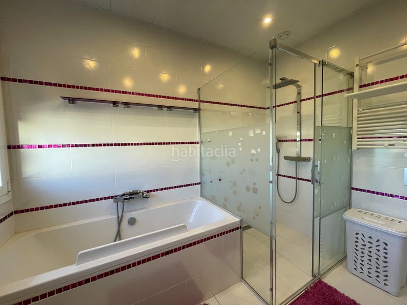 Foto f898c62b-6e89-4e37-abbb-8900b55a33b4. Casa amb xemeneia calefacció aparcament piscina a Castelldefels