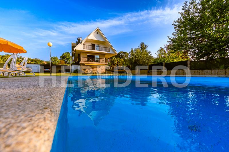 Foto 3e471da4-57e7-4476-91c1-7d457817d0ed. Chalet with fireplace heating parking pool in Valadares - Beade Vigo