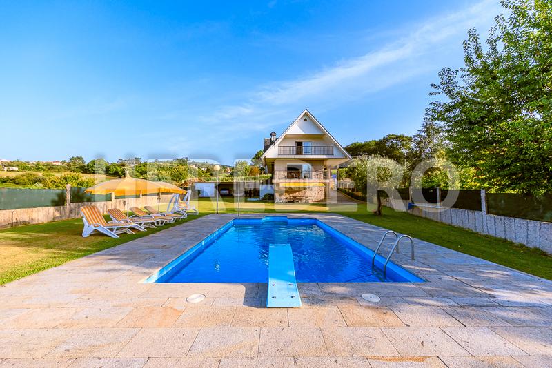 Foto 49354209-b983-4805-94b6-23bbd43d90ac. Chalet with fireplace heating parking pool in Valadares - Beade Vigo