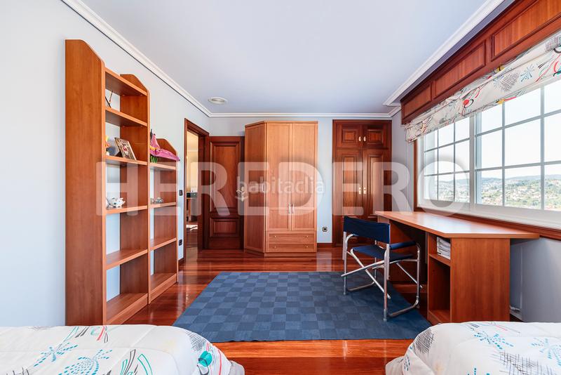 Foto 4c89cdf1-96a6-4208-8a31-d52e38540ab8. Chalet with fireplace heating parking pool in Valadares - Beade Vigo