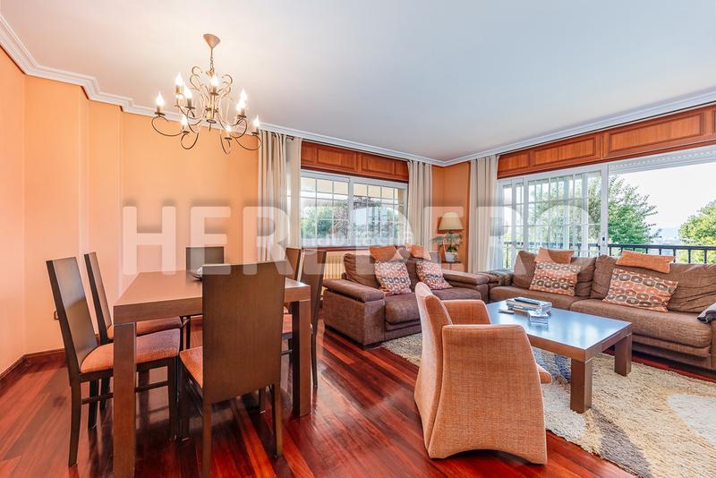 Foto 5cf270a5-8d4e-4128-8402-43e878a9d9c4. Chalet with fireplace heating parking pool in Valadares - Beade Vigo