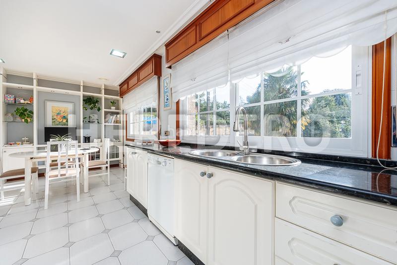 Foto 7c01a5f1-5822-4879-b568-97cb02a9e030. Chalet with fireplace heating parking pool in Valadares - Beade Vigo