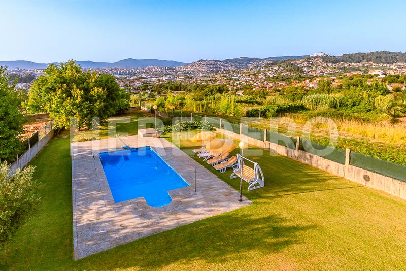 Foto c1ac5ee4-4b69-492c-993c-198f888c382d. Chalet with fireplace heating parking pool in Valadares - Beade Vigo
