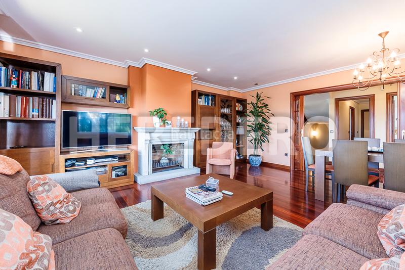 Foto f9e635fa-d135-4d02-b29c-d5106a1988e0. Chalet with fireplace heating parking pool in Valadares - Beade Vigo