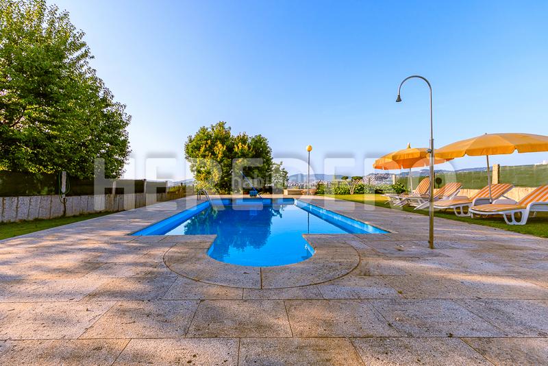 Foto c36e4064-7a0e-472f-8601-c8f753b8ff1d. Chalet avec cheminée chauffage parking piscine dans Vigo