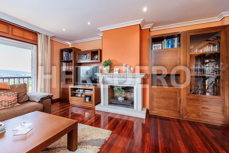 Foto ebb6fa6c-d83a-48a2-afb9-b5380ee1f26e. Chalet avec cheminée chauffage parking piscine dans Vigo