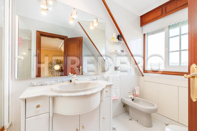 Foto 73c996ba-c5f3-4aca-ad1c-0110a8b33744. Chalet en Valadares - Beade Vigo