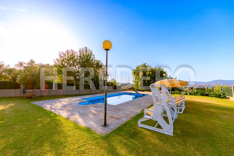 Foto 002035e0-a0a4-4fa0-8883-244bda6bed22. Xalet amb xemeneia calefacció aparcament piscina a Vigo