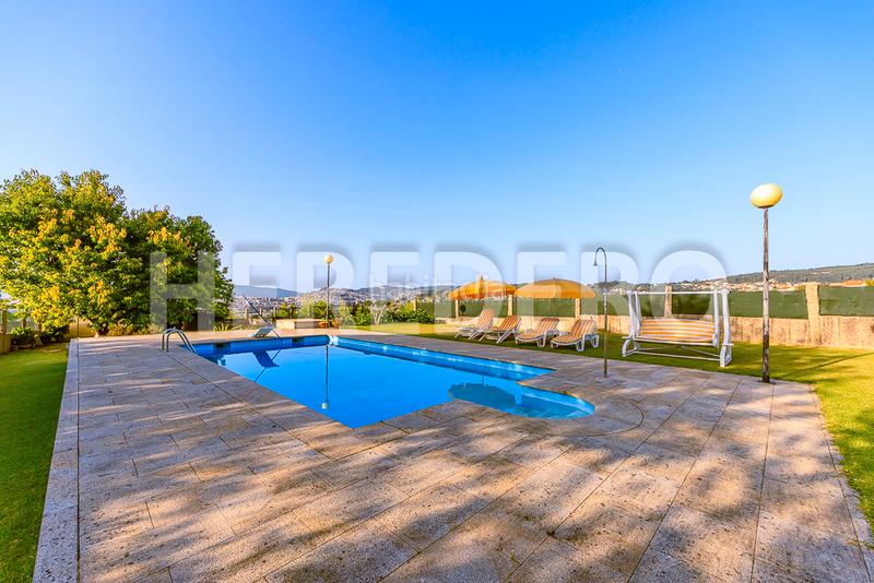 Foto 8b8f9618-03f5-40a1-bdc7-48ea45ff1db3. Xalet amb xemeneia calefacció aparcament piscina a Vigo