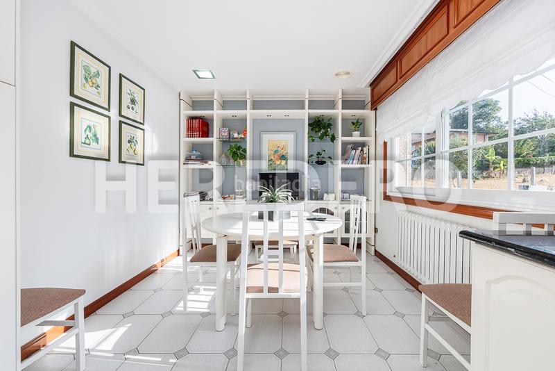 Foto d08300cb-1ef7-4688-9cf9-a3a6fbc74f03. Xalet amb xemeneia calefacció aparcament piscina a Vigo