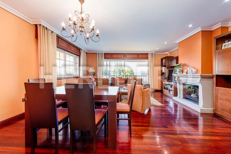 Foto df27b2c6-6db8-458e-ae98-e4bb2ccd6c73. Xalet amb xemeneia calefacció aparcament piscina a Vigo